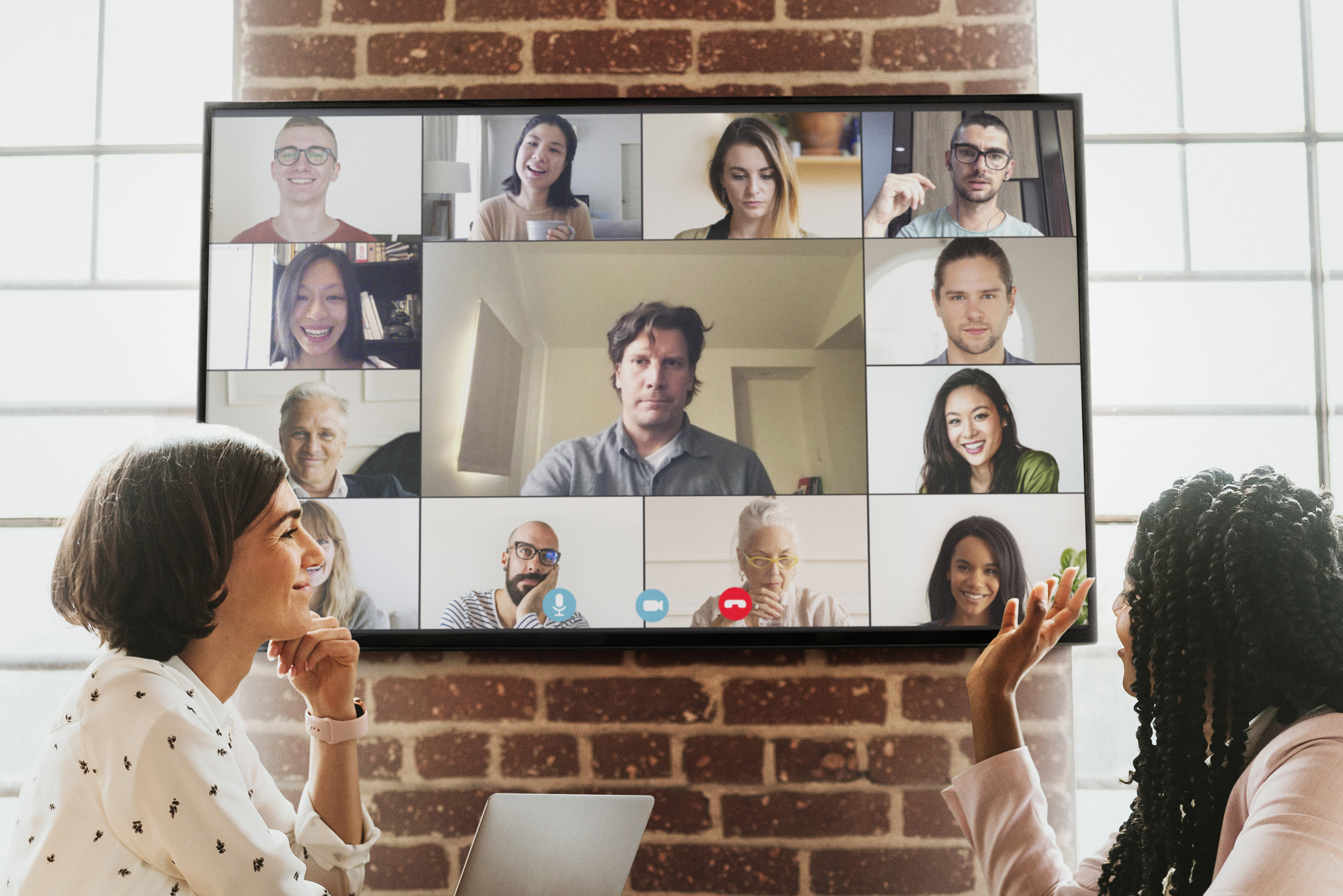 7 ways to become a better hybrid-working team leader