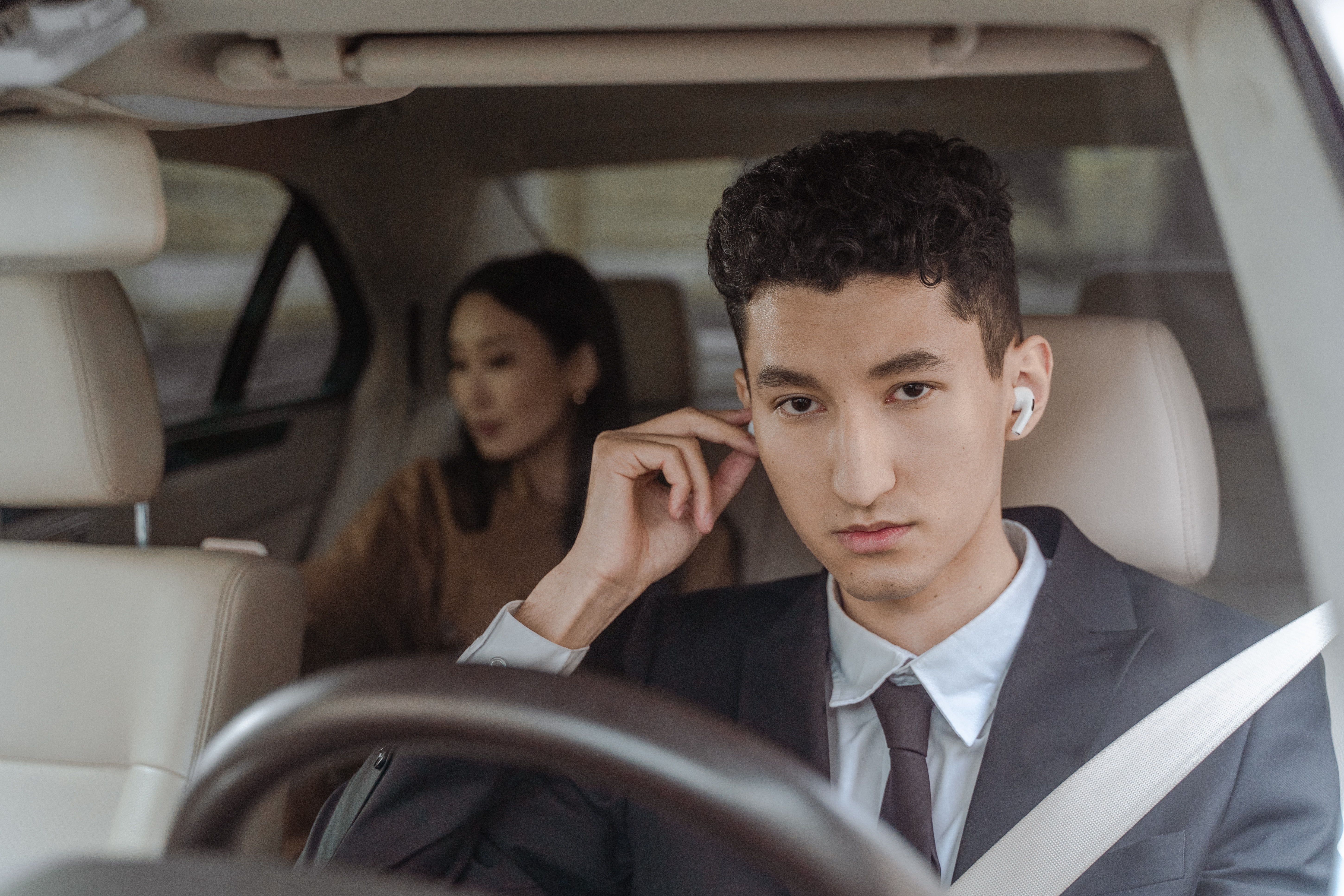 5 Reasons to Hire a Chauffeur Driver for Your Next Business Trip